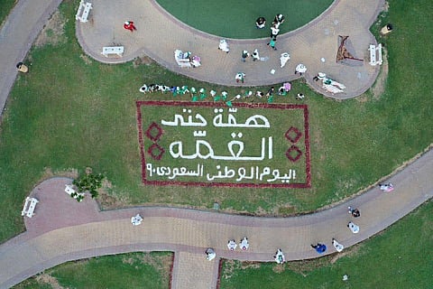 شاهد.. جدارية الملوك وسباق دراجات وسجادة زهور في احتفاء مكة بيوم الوطن
