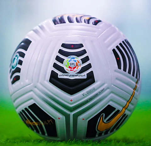 رابطة الدوري السعودي للمحترفين تزيح الستار عن كرة موسم 2020-2021
