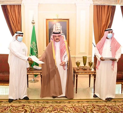 "محافظ جدة" يُكَرّم أعضاء لجنة حملة "برًّا بمكة" لجهودهم خلال جائحة "كورونا"