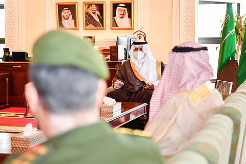 أمير تبوك يلتقي مدير جوازات المنطقة
