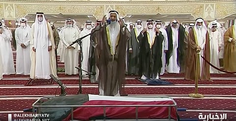 شاهد.. أمير #الكويت يتقدم المصلين على جنازة #الشيخ_صباح