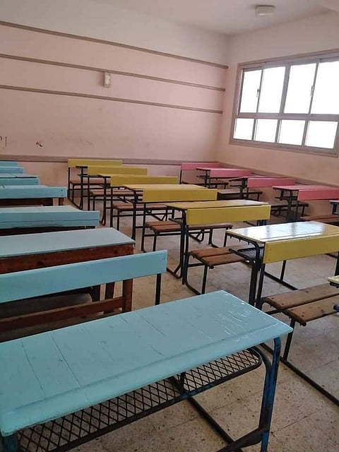 بالصور.. مدير مدرسة يلوّن المقاعد وينفذ أعمال الصيانة بنفسه