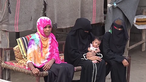 بالفيديو.. مأساة نساء عائلة يمنية تحت حكم الحوثي