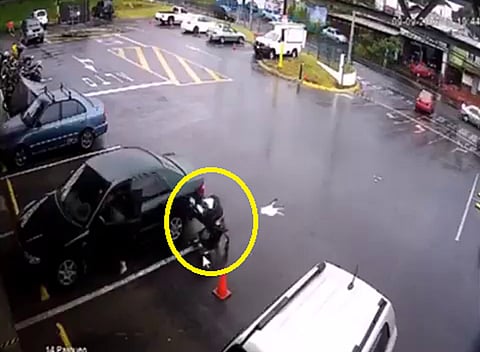 فيديو يحبس الأنفاس.. تشتت ذهن الأم لثوانٍ وهذا ما حدث لرضيعها