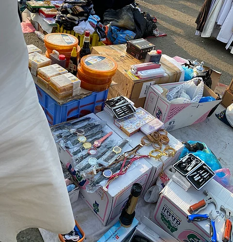 "حراج المعيصم" يعج بالمخالفات.. بضائع مقلدة وزحام وفوضى