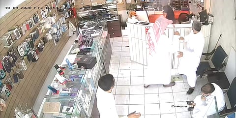 شاهد من تبوك.. نجاة صاحب محل جوالات من انفجار بطارية هاتف في وجهه