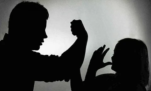 مآسٍ تتعدد والسبب واحد.. لوغاريتم "الطلاق والعنف الأسري" حلول ووصايا