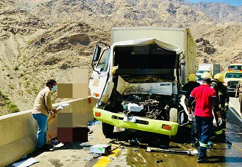 حادث الاصطدام بعقبة الملك فهد بالباحة.. إصابتان وحريق وإغلاق طريق