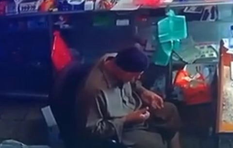 شاهد.. لحظة وفاة باكستاني داخل بقالة بالعيص أثناء قيامه بالتسبيح لله