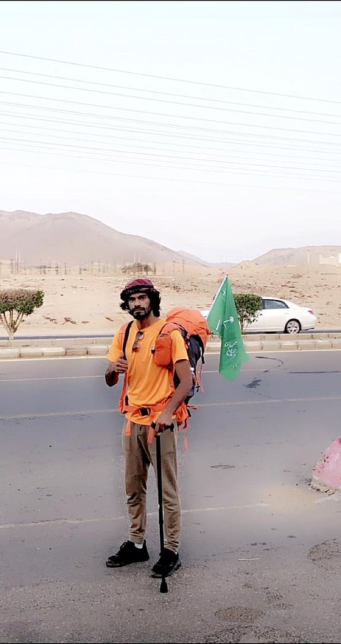 "أمن وأمان".. الرحال "شكري" يقطع 540 كم مشياً من مكة إلى المدينة "صور"