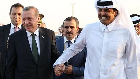 الكشف عن تفاصيل مكالمة أمير قطر والرئيس الفرنسي.. لماذا قال تميم: "أردوغان والدي"؟