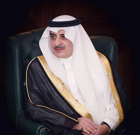 أمير تبوك يقدِّم واجب العزاء لمدير مرور المنطقة في وفاة والده