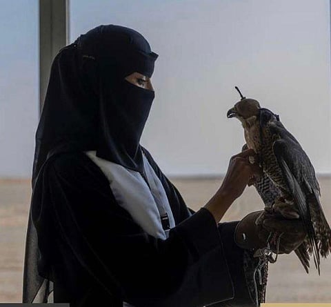 مَن "رشا العبدالله" التي كسبت التحدي ونافست الرجال في مزاد الإبل؟
