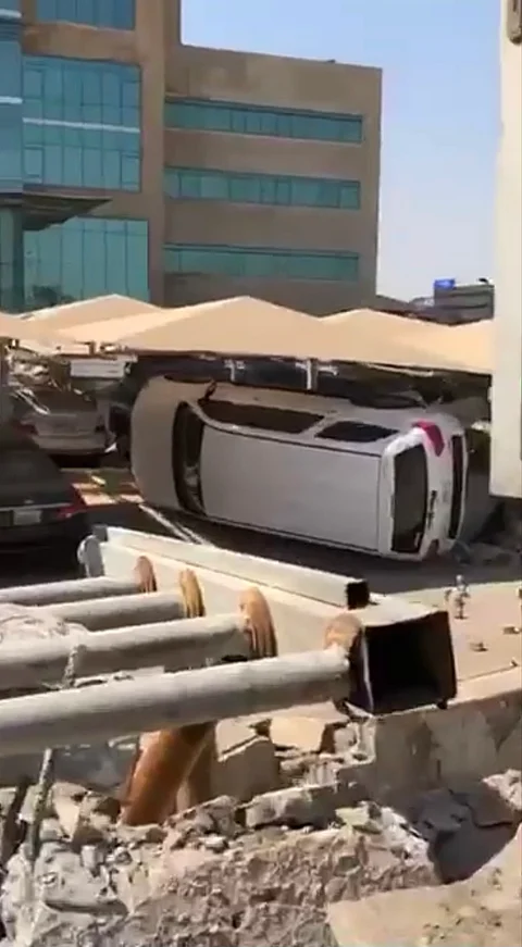 "مدني الخُبر" يباشر انهياراً بسقف مواقف أرضية بمجمع تجاري.. إنقاذ شخصين والبحث يستمر