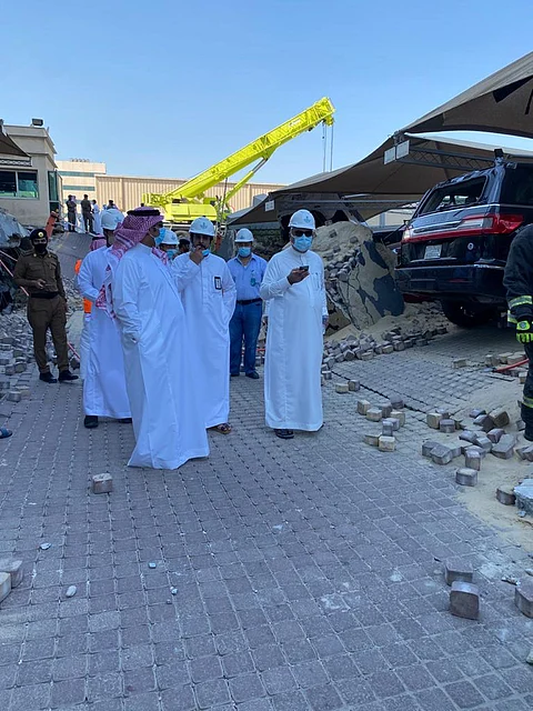 انهيار مواقف أحد الأبراج بالخبر.. أمين الشرقية يوجه بتوفير جميع الإمكانيات لرفع الأنقاض