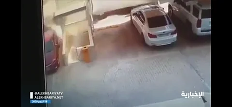 "سبق" تحصل على مقاطع فيديو للحظة حادث الانهيار في الخُبر