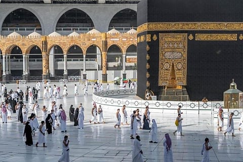 بعد انقطاع 213 يوماً.. المصلون والمعتمرون يواصلون توافدهم على الحرم