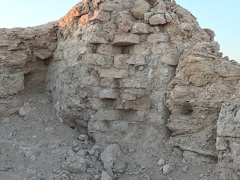 شاهد.. مجهولون يعبثون بـ"قصيرات عاد" بحثًا عن الكنوز والذهب!