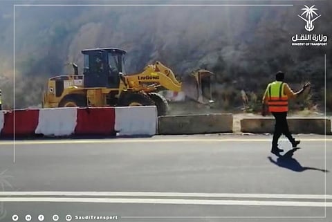 "النقل" عن جهودها لإخماد #حريق_تنومة: تأمين الطريق خلال 10 دقائق وعكس اتجاه السير