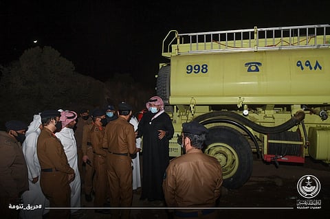 الأمير تركي بن طلال يقف ميدانيًّا على جهود احتواء حريق "تنومة"