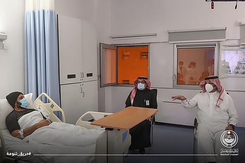 شاهد .. أمير عسير يطمئن على صحة 5 من رجال الدفاع المدني أُصيبوا في حريق تنومة