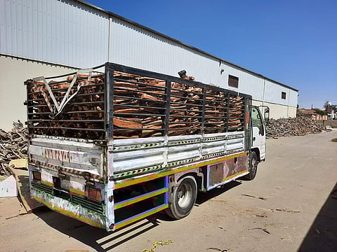 "البيئة" تضبط وتصادر 12 طنًا من الحطب المعد للبيع في أبها وتنومة