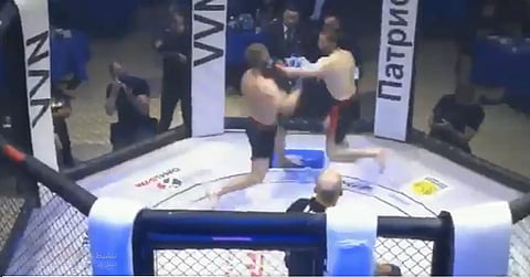 بالفيديو.. ملاكم يفقد وعيه ويظل واقفاً على قدميه بعد تلقيه ضربة قاضية