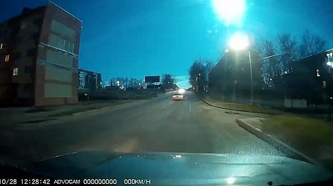 بالفيديو.. لحظة انفجار نيزك في سماء روسيا