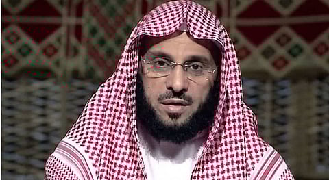 عائلة الشيخ عايض القرني تنفي الشائعات.. وتؤكد استقرار حالته الصحية