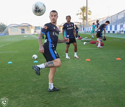 الهلال يواصل تحضيراته تأهبًا لمواجهة ضمك .. وهتان يشارك بالتدريبات الجماعية