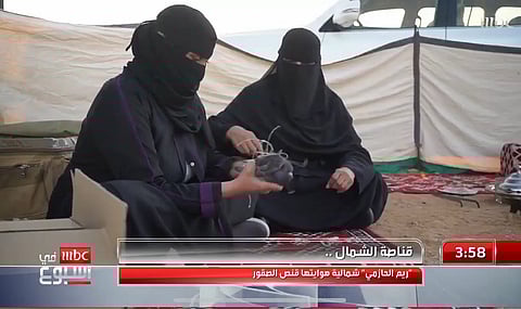 شاهد .. "ريم الحازمي" قنّاصة الشمال تعشق القنص طمعاً بغُنم أغلى الطيور المهاجرة