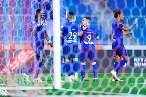 بثنائية " قوميز" في مرمى ضمك.. الهلال يحكم القبضة على الصدارة
