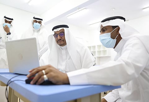 "آل الشيخ" يقف على العملية التعليمية "عن بُعد" بمدرسة ثانوية في مكة