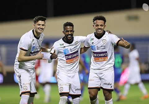 "الشباب" يقلب الطاولة أمام "الفتح".. ويشارك "الهلال" صدارة الدوري