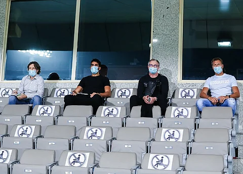 مدرب الأخضر يتابع مباريات الجولة الرابعة من الدوري.. ويدوِّن ملاحظاته