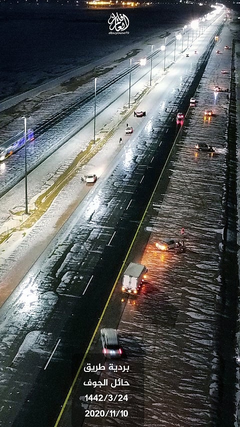 هكذا حوّل البَرَد طريق "حائل - الجوف" إلى لوحة فنية