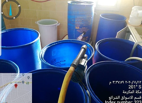 تفاصيل مداهمة "استراحة الخمور" بمكة.. رصد وتتبع ومصادرة آلاف اللترات