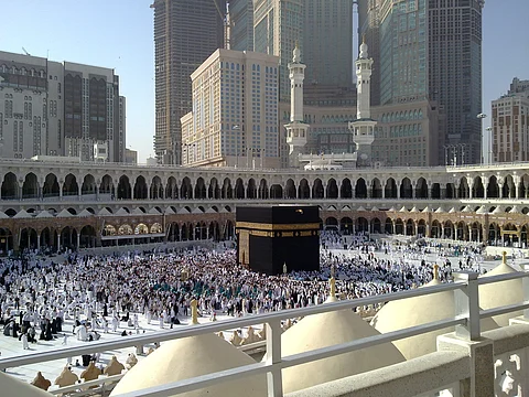 تطوعيًّا.. طلاب معهد الحرم المكي يعملون ٤٠٠ ساعة يوميًّا بالمسجد الحرام