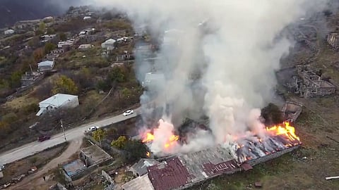 أرمن "ناجورنو كاراباخ" يحرقون منازلهم حتى لا يستفيد منها الأذربيجانيون