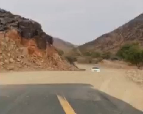 أهالي قرى بالباحة يناشدون استكمال طريق يربط أماكن سكنهم بمركز "كرا"