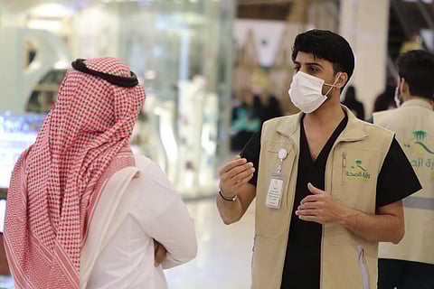 شاهد .. جولات مكثفة على الأسواق والمولات لتطبيق احترازات "كورونا" بالطائف