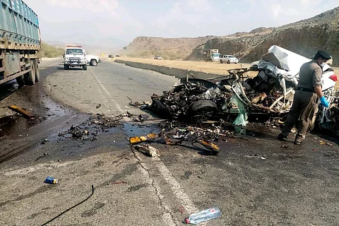 حادث مروع.. شاحنة تصطدم بمركبة على طريق المخواة