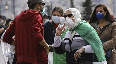 الجزائر تعيد فرض الحظر على الأنشطة التجارية والتجمعات لمواجهة كورونا
