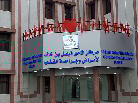 متقدمة جداً ودون حاجة إلى "المفتوح".. زراعة صمامَي قلب بالقسطرة في أبها