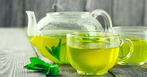 بينها الشاي الأخضر وعصير الرمان.. مشروبات تعمل كمبيدات للفيروسات بالجسم