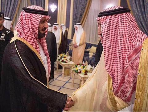 "القرني": خادم الحرمين واجه تحديات سياسية واقتصادية بهمة عالية بددت مخططات الأعداء