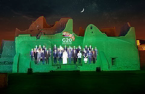 شاهد .. زيَّنت جدران الدرعية: قادة العالم في صورة افتراضية تاريخية