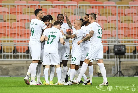 التعادل الإيجابي يحسم موقعة الأهلي والشباب .. في قمة " الكلاسيكو "