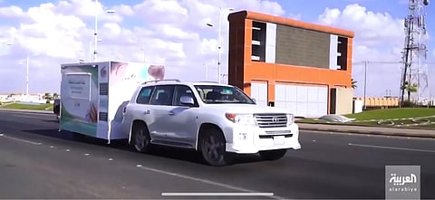 على نفقتها.. طبيبة سعودية تؤمِّن عيادة متنقلة لعلاج أسنان الأطفال مجانًا "فيديو"