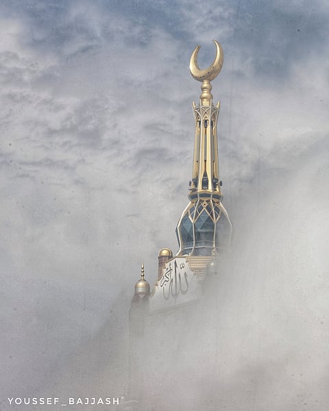 عِناق " ساعة مكة " والسحاب .. مشهد يتكرر كل عام مع موسم الأمطار